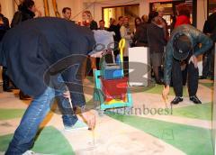 Ingolstadt Village - Berlin goes Ingolstad Village - Pop Up Shop Eröffnung - Nomad und Jaybo Aka Monk,  zwei international erfolgreiche Berliner Künstler malten nur mit klarem Wasser am Boden.